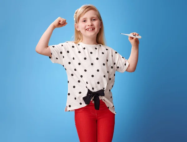 Gelukkig Moderne Meisje Rood Broek Weergegeven Biceps Thermometer Blauwe Achtergrond — Stockfoto