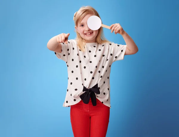 Sonriente Chica Moderna Pantalones Rojos Con Ojo Cubierto Tomando Prueba — Foto de Stock