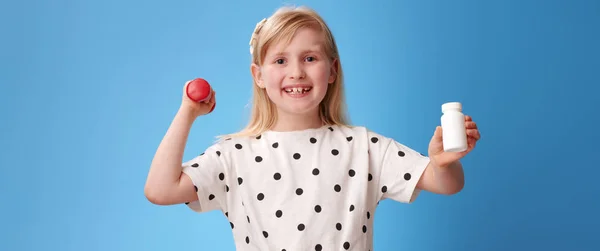 Holding Dumbbell Gösteren Ilaç Şişe Mavi Zemin Üzerine Kırmızı Mutlu — Stok fotoğraf