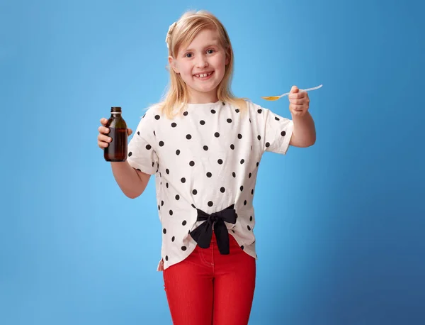 Lächelndes Modernes Mädchen Roter Hose Gibt Einen Löffel Kinderhängung — Stockfoto