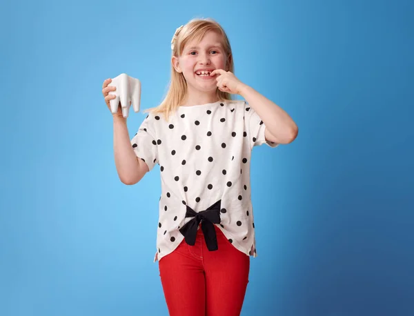 Šťastné Moderní Dítě Červených Kalhotách Ukazující Zub Modrém Pozadí — Stock fotografie