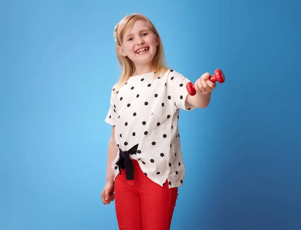 Niño Moderno Feliz Pantalones Rojos Mostrando Mancuerna Sobre Fondo Azul —  Fotos de Stock