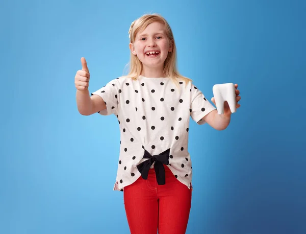 Glückliches Modernes Kind Roter Hose Zeigt Zahn Und Daumen Nach — Stockfoto