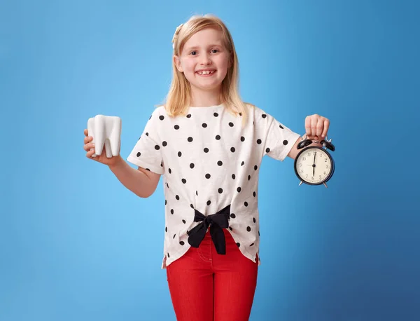 Gelukkig Moderne Kind Rode Broek Met Tand Wekker Blauwe Achtergrond — Stockfoto