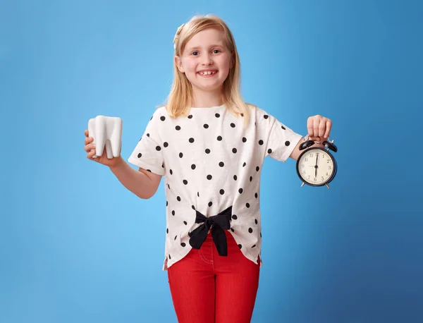 Niño Moderno Feliz Pantalones Rojos Que Muestran Los Dientes Reloj — Foto de Stock