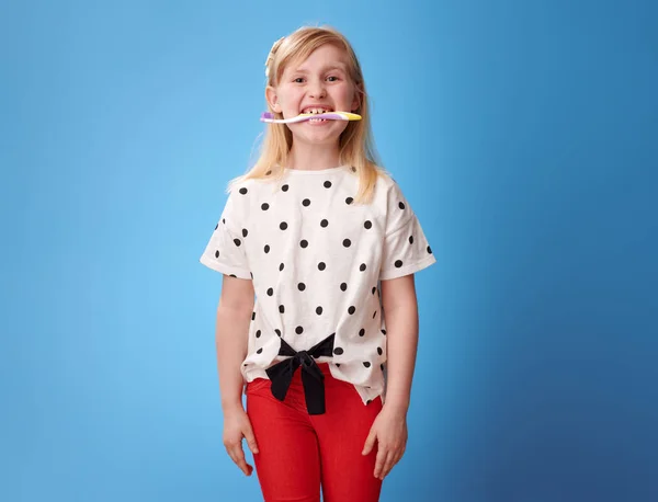 Счастливая Современная Девушка Красных Штанах Держащая Зубную Щетку Зубах Синем — стоковое фото