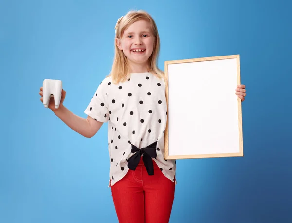 Lächelndes Modernes Mädchen Roter Hose Mit Zahn Und Leerer Plakatwand — Stockfoto