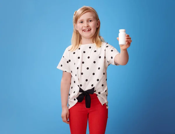 Niño Moderno Sonriente Pantalones Rojos Mostrando Botellas Vitaminas Sobre Fondo — Foto de Stock