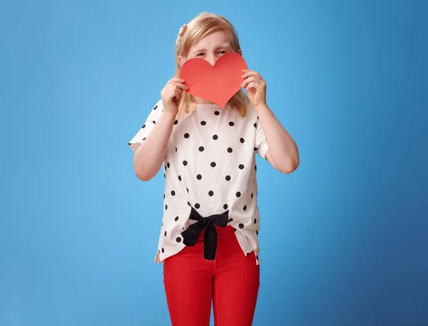 Moderne Kind Rode Broek Verstopt Achter Papier Hart Blauwe Achtergrond — Stockfoto