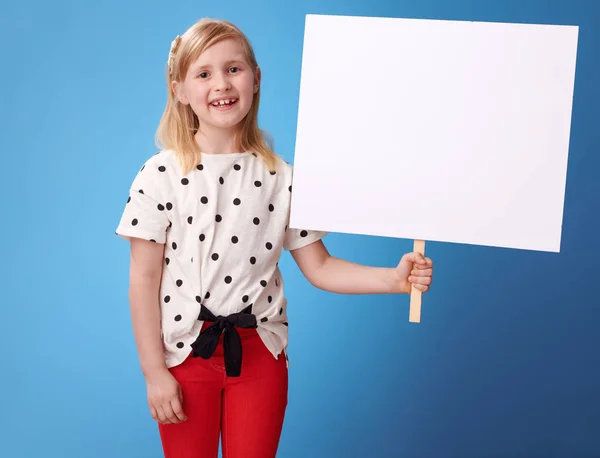 Glad Moderne Barn Røde Bukser Viser Blank Plakat Blå Baggrund - Stock-foto