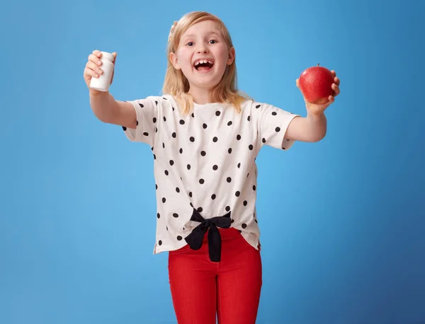 Úsměvem Moderní Dítě Červených Kalhotách Jablko Láhve Vitamínů Proti Modrým — Stock fotografie
