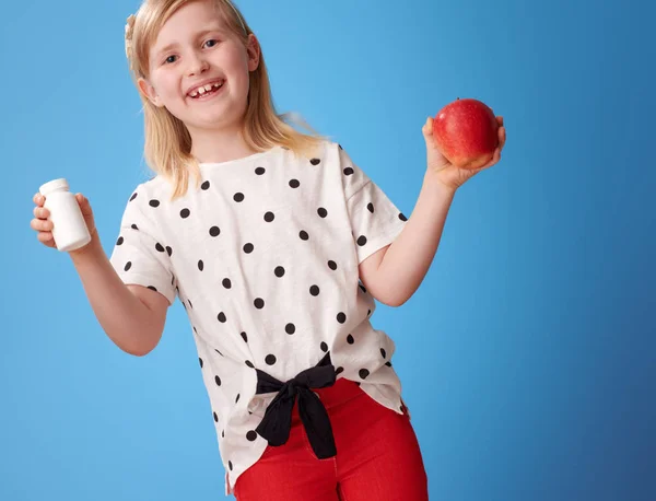 Chica Moderna Sonriente Pantalones Rojos Con Una Manzana Botellas Vitaminas — Foto de Stock