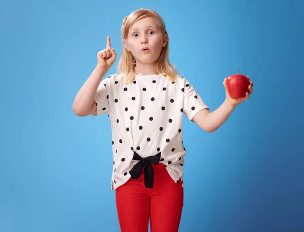 Moderne Pige Røde Bukser Med Æble Fik Ide Blå Baggrund - Stock-foto