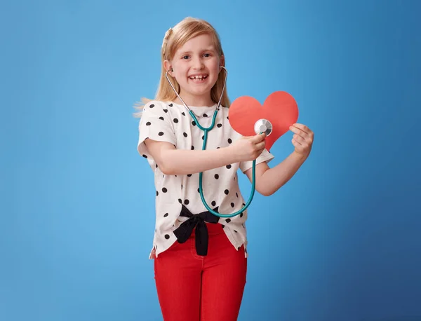 Úsměvem Moderní Děvče Červených Kalhotách Stetoskopem Poslechu Papírové Srdce Modré — Stock fotografie