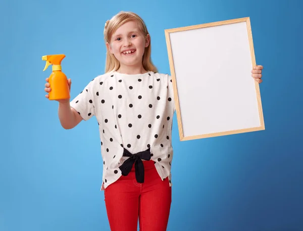 Smilende Moderne Barn Røde Bukser Med Solcreme Der Viser Hvidt - Stock-foto