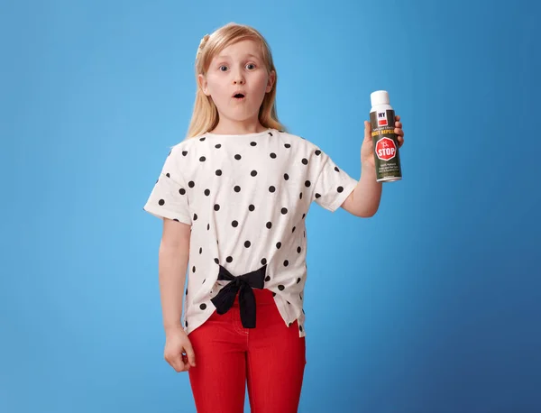 Chica Moderna Sorprendida Pantalones Rojos Mostrando Insecticida Sobre Fondo Azul — Foto de Stock