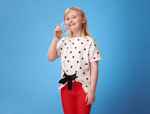 Glimlachend Moderne Meisje Rode Broek Met Glas Water Tegen Blauwe — Stockfoto