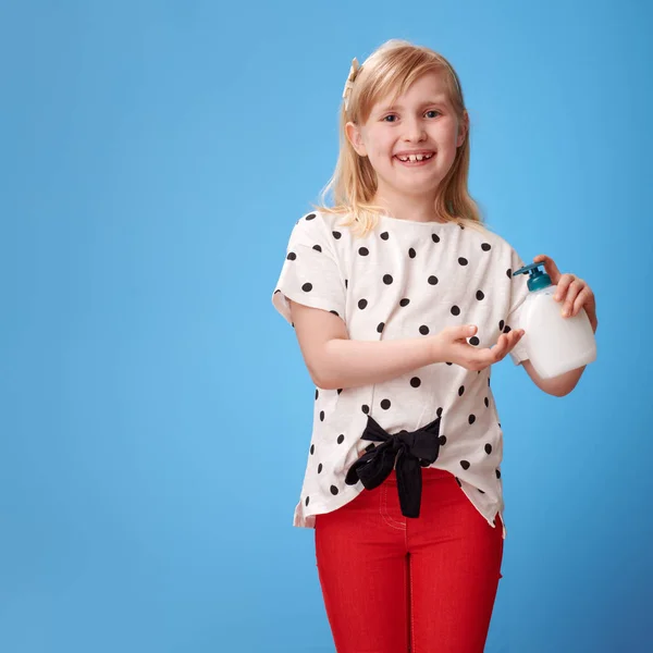 Šťastné Moderní Děvče Červených Kalhotách Pomocí Tekutého Mýdla Modrém Pozadí — Stock fotografie