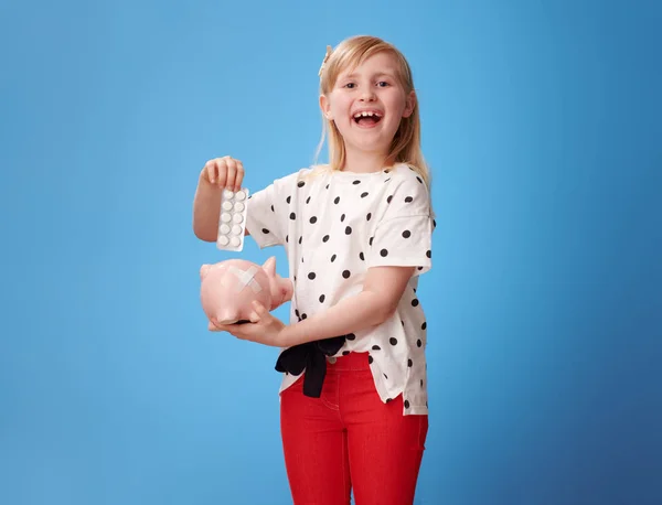 Niño Moderno Sonriente Pantalones Rojos Poner Blister Paquete Pastillas Alcancía — Foto de Stock