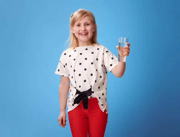 Szczęśliwy Nowoczesnej Dziewczyny Czerwone Spodnie Wyświetlono Szklankę Wody Niebieskim Tle — Zdjęcie stockowe