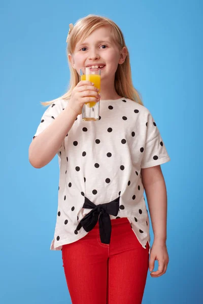 Niño Moderno Feliz Pantalones Rojos Beber Vaso Jugo — Foto de Stock