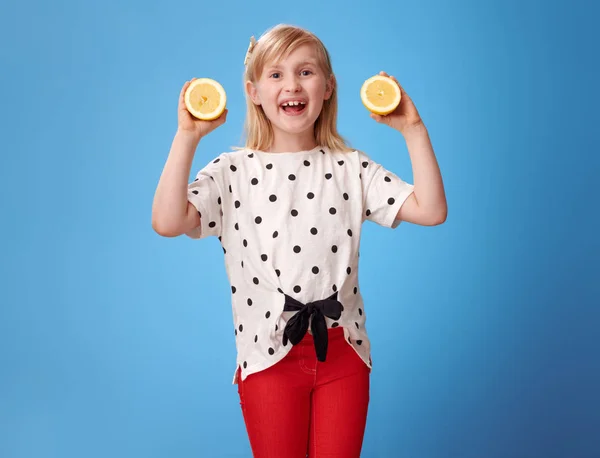 Счастливая Современная Девушка Красных Штанах Держа Две Половинки Лимона Перед — стоковое фото