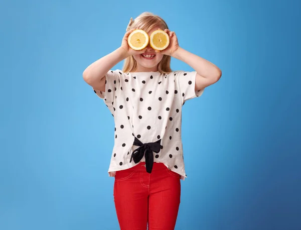 Feliz Chica Moderna Pantalones Rojos Sosteniendo Dos Mitades Limón Parte — Foto de Stock