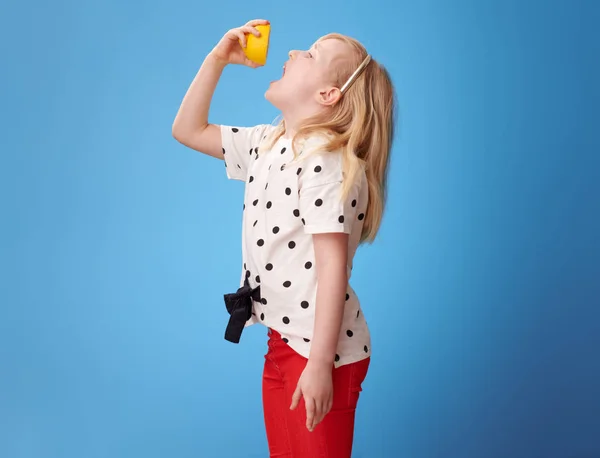 Glimlachend Moderne Meisje Rode Broek Drinken Sap Van Een Citroen — Stockfoto