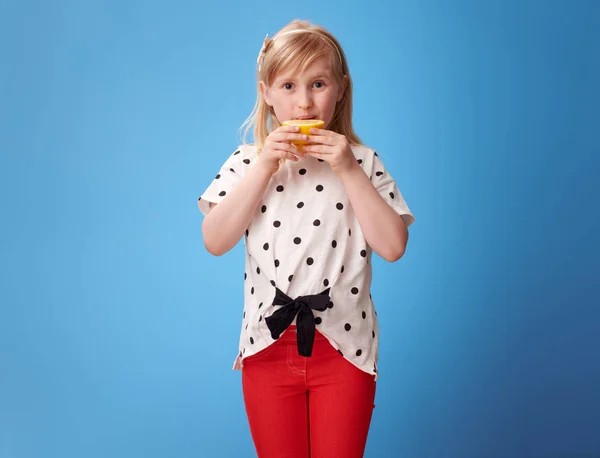 Niño Moderno Pantalones Rojos Beber Jugo Una Mitad Limón Sobre — Foto de Stock