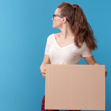 seyir sırt mavi arka plan üzerinde bir karton kutu ile beyaz gömlekli modern hipster