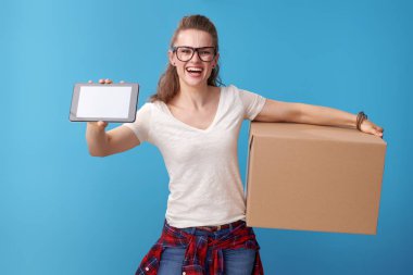 Modern yenilikçi bir karton kutu gösteren tablet Pc mavi ekranla izole ile beyaz gömlek gülümseyen