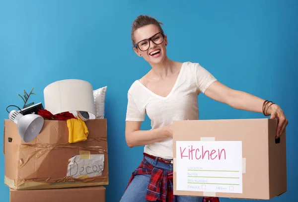 Fröhlicher Moderner Hipster Weißem Hemd Mit Einer Ordentlich Signierten Pappschachtel — Stockfoto