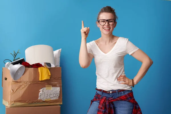 Heureuse Jeune Femme Chemise Blanche Idée Une Boîte Carton Désordonné — Photo