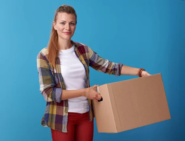 Smiling Active Woman White Shirt Holding Cardboard Box Blue Background — Stock Photo, Image