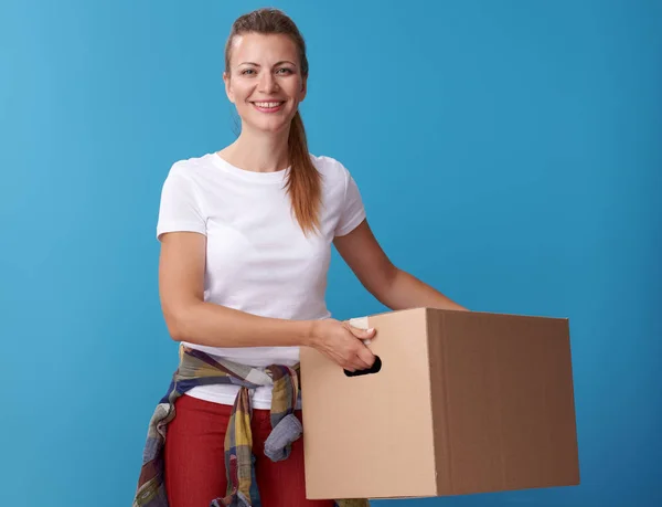 Smiling Active Woman White Shirt Holding Cardboard Box Blue Background — Stock Photo, Image
