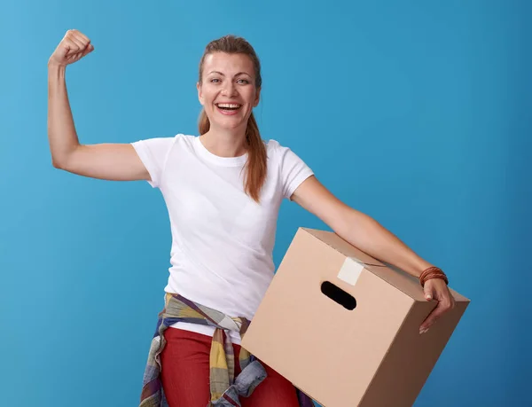 Glimlachend Actieve Vrouw Wit Overhemd Houden Een Kartonnen Doos Blauwe — Stockfoto