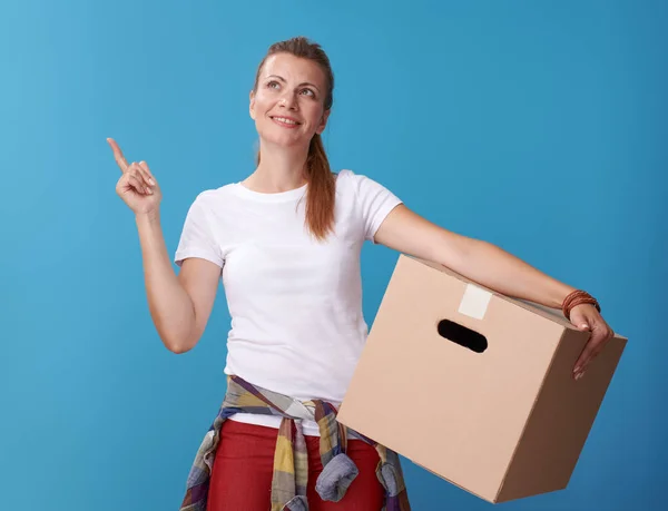 Lächelnde Aktive Frau Weißen Hemd Mit Einem Karton Auf Blauem — Stockfoto