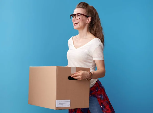 Mujer Moderna Feliz Camisa Blanca Con Una Caja Cartón Mirando —  Fotos de Stock