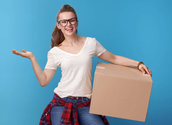 Mulher Ativa Sorridente Camisa Branca Com Uma Caixa Papelão Apresentando — Fotografia de Stock