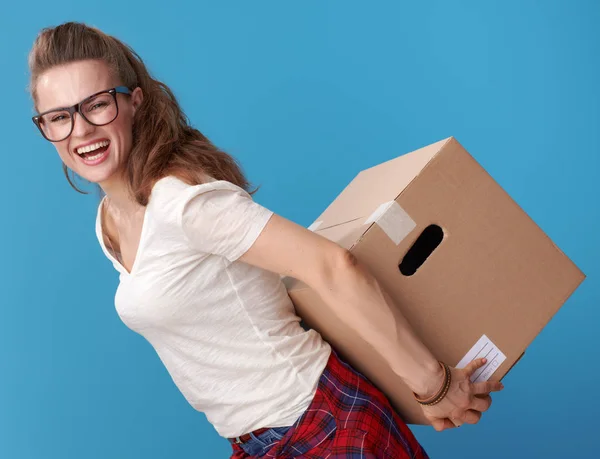 Šťastná Mladá Žena Bílé Košili Držel Krabici Zády Izolované Modrém — Stock fotografie