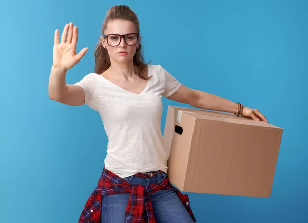 Jeune Femme Chemise Blanche Avec Une Boîte Carton Montrant Geste — Photo