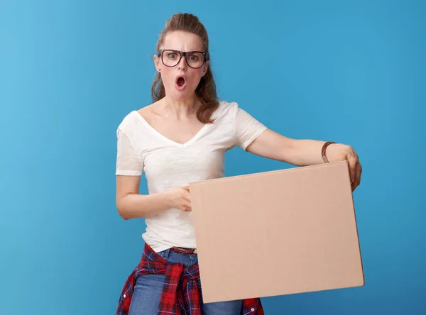 Retrato Hipster Activo Impactado Camisa Blanca Con Una Caja Cartón —  Fotos de Stock