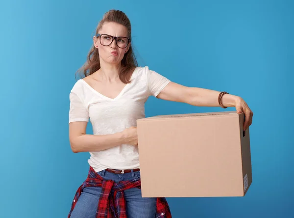 파란색 배경에 상자를 셔츠에 잠겨있는 여자의 초상화 — 스톡 사진