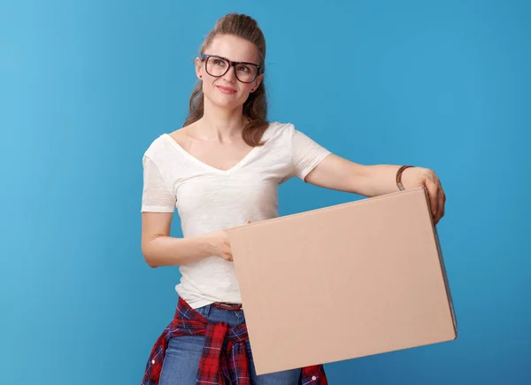 Retrato Hipster Moderno Pensativo Camisa Blanca Con Una Caja Cartón —  Fotos de Stock