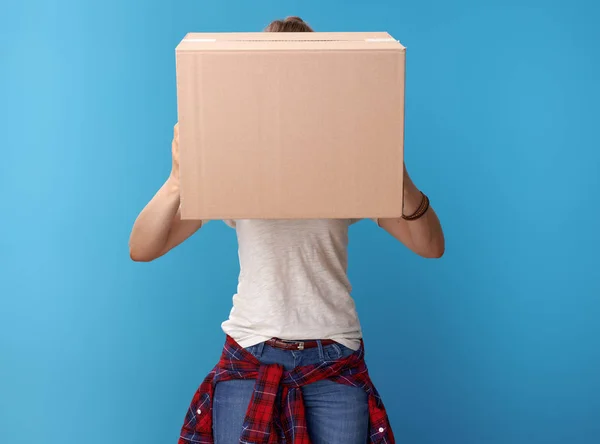 Joven Hipster Camisa Blanca Sosteniendo Una Caja Cartón Parte Delantera —  Fotos de Stock