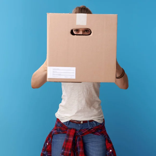 Aktive Hipster Weißen Hemd Schauen Durch Einen Pappkarton Auf Blauem — Stockfoto