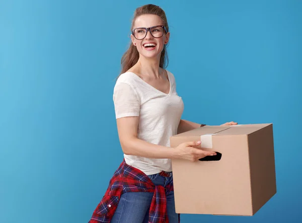 Glückliche Moderne Frau Weißen Hemd Mit Pappschachtel Vor Blauem Hintergrund — Stockfoto