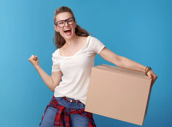 Gelukkig Jonge Vrouw Wit Overhemd Met Een Kartonnen Doos Vreugde — Stockfoto