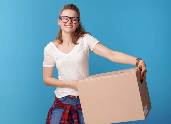 Mavi Izole Bir Karton Kutu Ile Beyaz Gömlekli Mutlu Modern — Stok fotoğraf