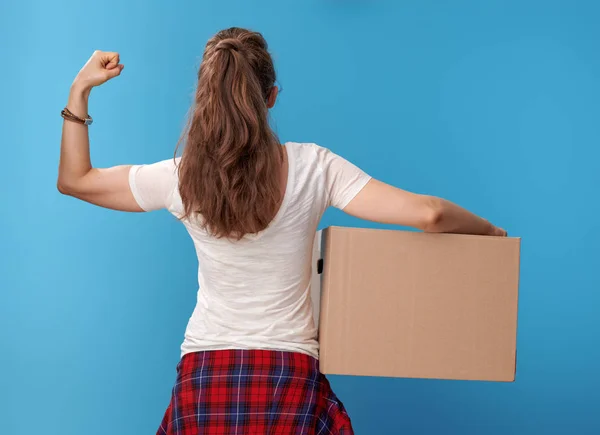 Von Hinten Gesehen Moderne Frau Weißem Hemd Mit Einem Karton — Stockfoto